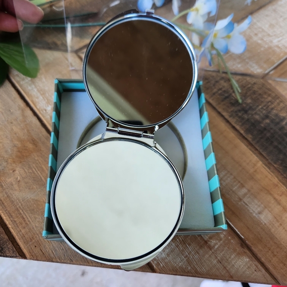 Spring Street Compact Mirror - Picture 6 of 6